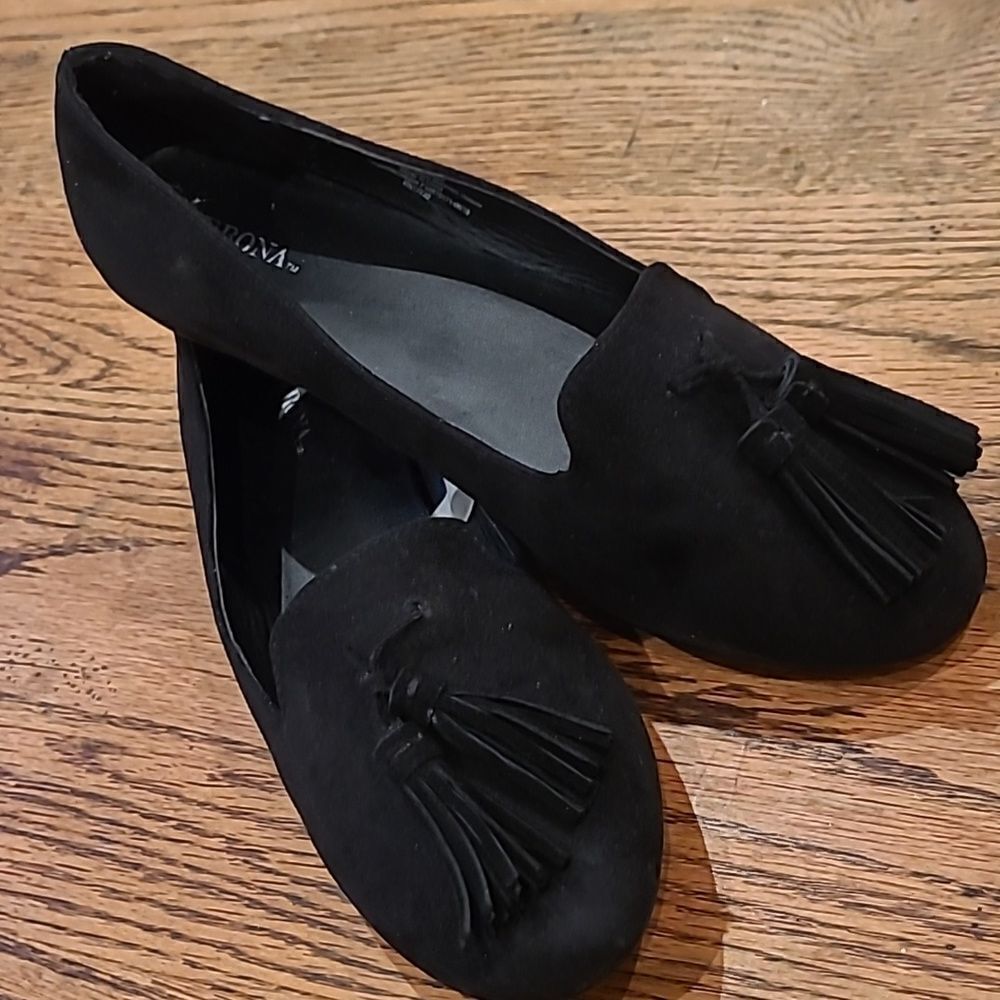 Merona sz 8 faux suade black tassled flats